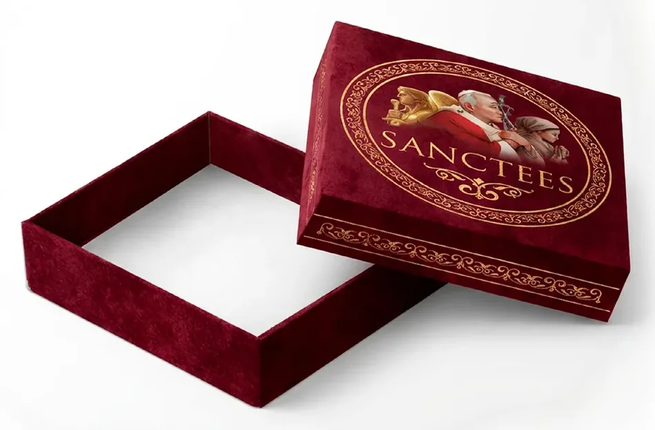 Krabička hry Sanctees v burgundy farbe so zlatou tlačou